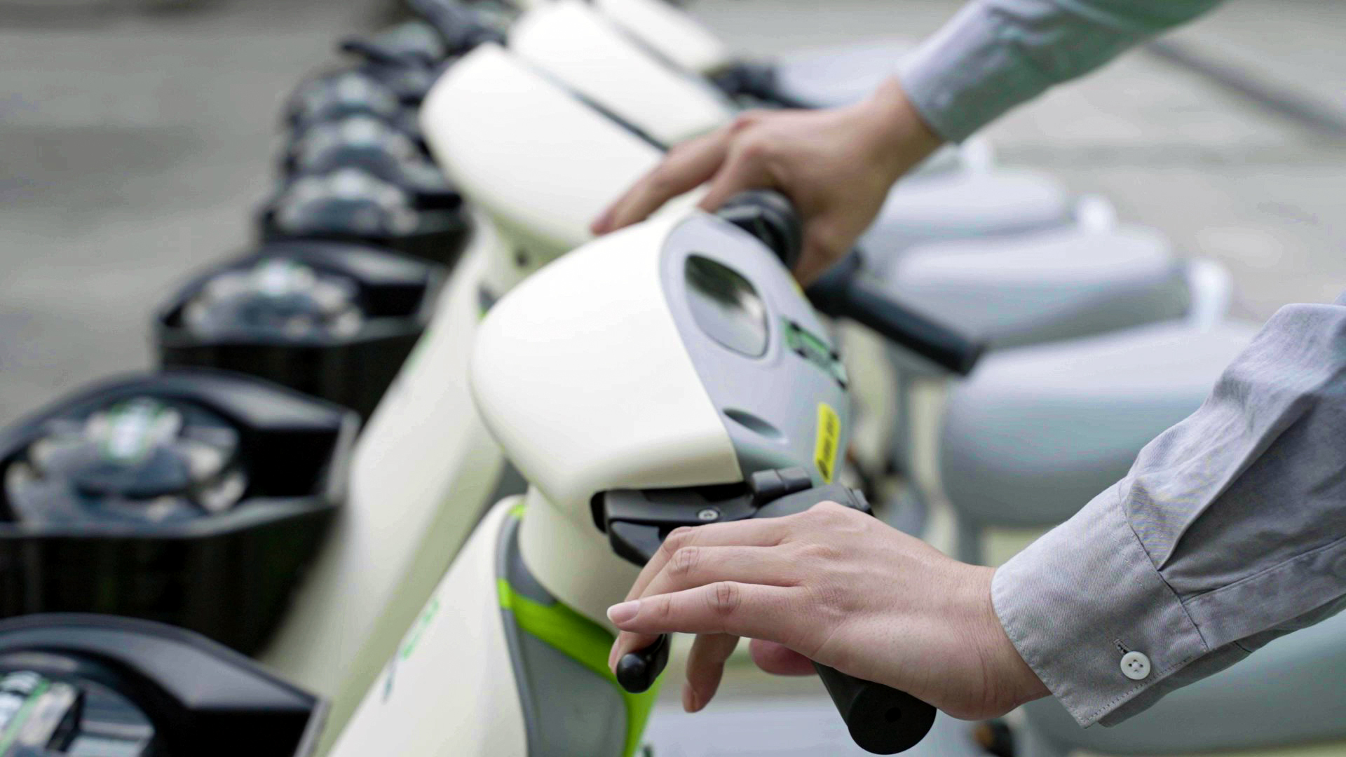 投放在路邊的共享電動車 投放在路邊的共享電動車